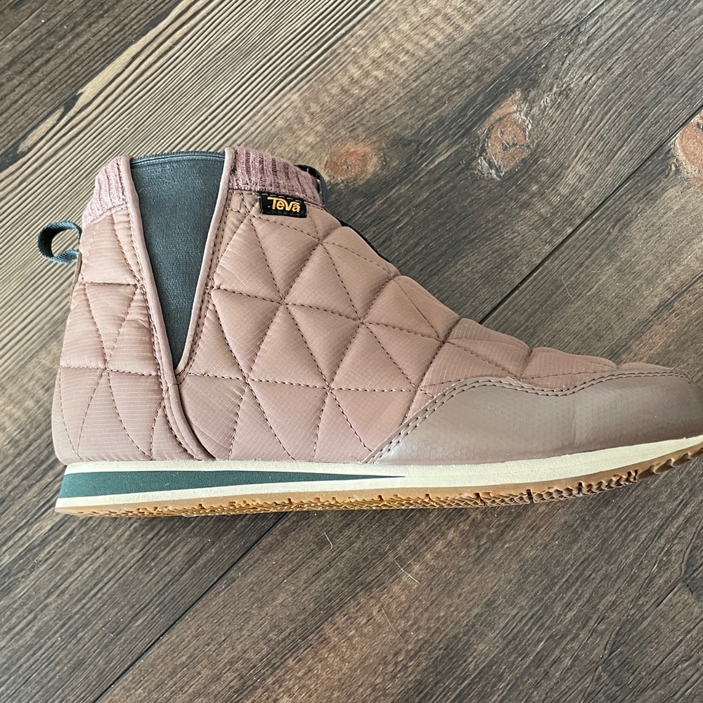 Teva ReEmber Quilted Mid Taupe Slip-On Boots Size 9 - Picture 7 of 13